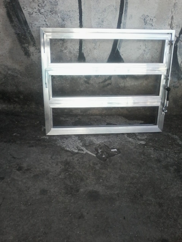 Instalação para Janela Basculante de Alumínio para Banheiro Mairiporã - Janela Basculante de Alumínio com Grade