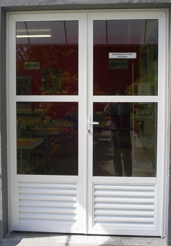 Orçamento de Porta de Alumínio Branco Vidro Verde Instituto da Previdência - Porta de Alumínio com Vidro para Cozinha